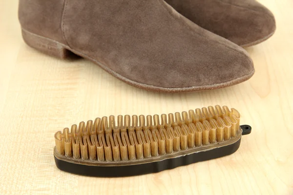 Szczotka do zamszowe buty, na tle drewniane — Zdjęcie stockowe