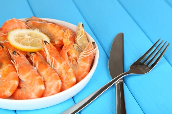 ahşap masa yakın çekim plaka üzerinde limonlu karides