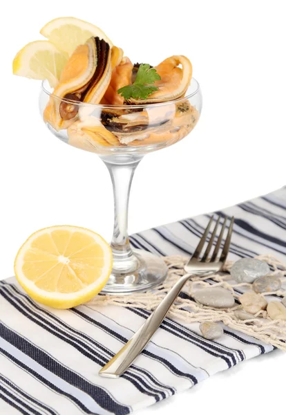 Cocktail de mexilhões em vaso isolado em branco — Fotografia de Stock