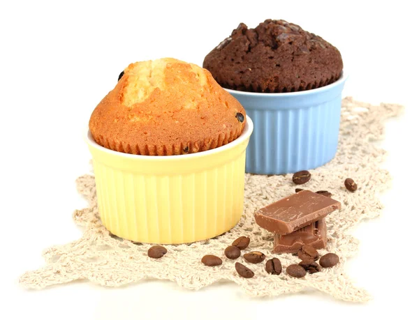 Cupcakes in Schalen zum Backen isoliert auf weiß — Stockfoto