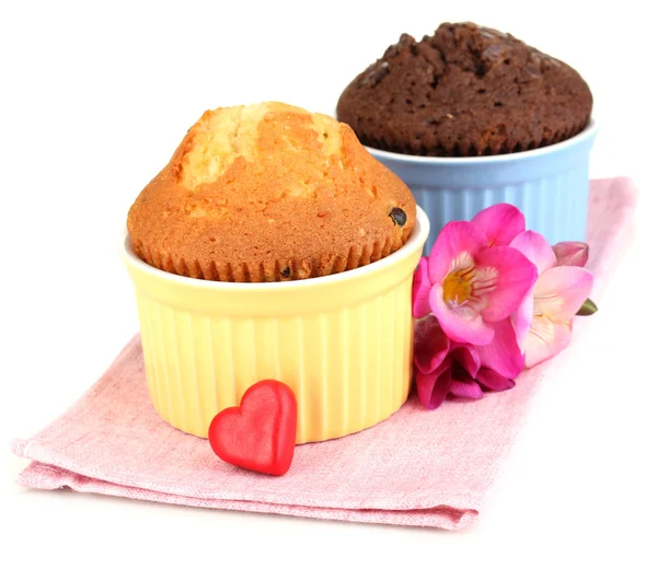 Cupcakes için pişirme üzerinde beyaz izole kase