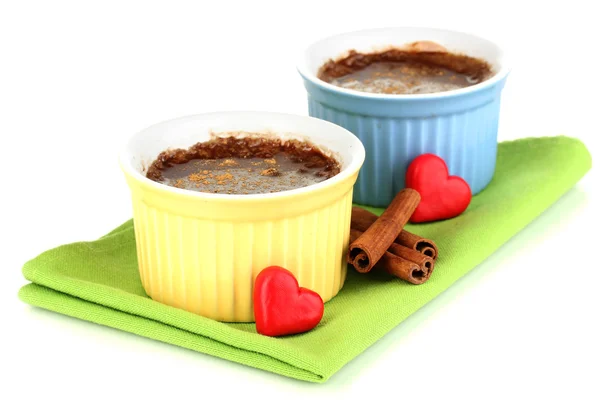 Chocolade pudding in kommen voor het bakken geïsoleerd op wit — Stockfoto