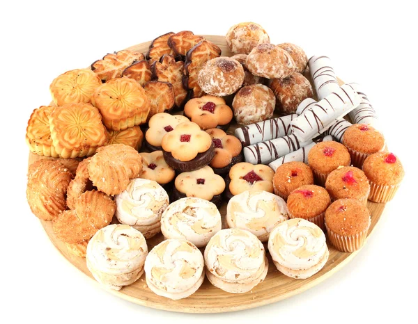 Süße Kekse auf Holzteller isoliert auf weiß — Stockfoto