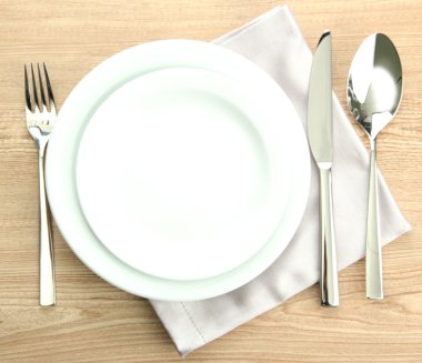 ahşap masa üzerindeki tablo ayarı