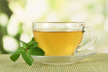 çay tablo üzerinde parlak bacground nane ile