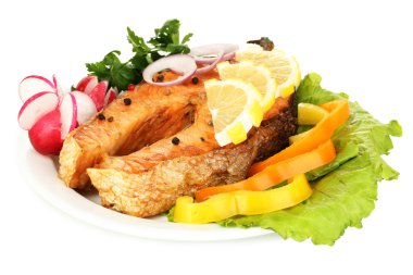 limon ve sebzeler üzerinde beyaz izole iştah açıcı ızgara somon