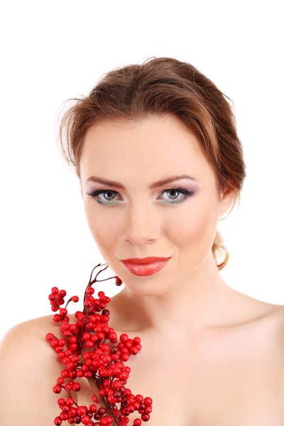 美丽的年轻女子用明亮的化妆品，举行红色浆果，孤立在白色的分支 — 图库照片