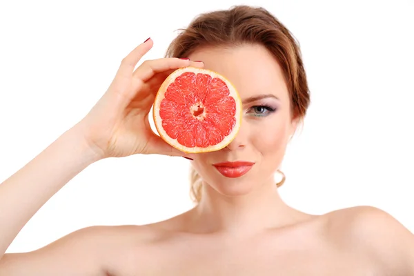 Krásná mladá žena s světlý make-up, držící grapefruit, izolované na bílém — Stock fotografie