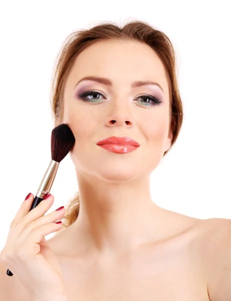 Portrét krásné ženy s make-up štětce pro prášek, izolované na bílém — Stock fotografie