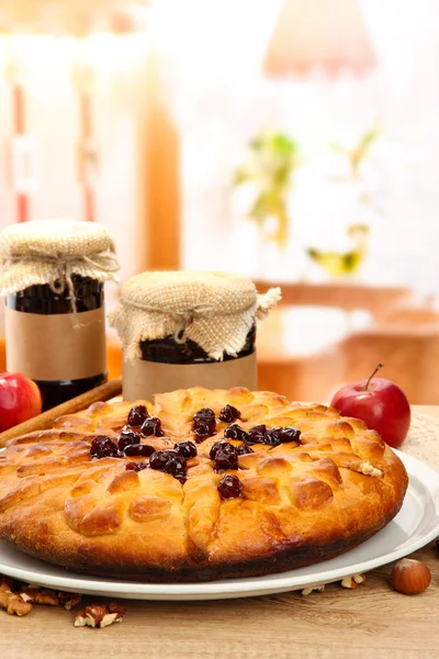Torta caseira saborosa com geléia e maçãs, na mesa de madeira no café — Fotografia de Stock
