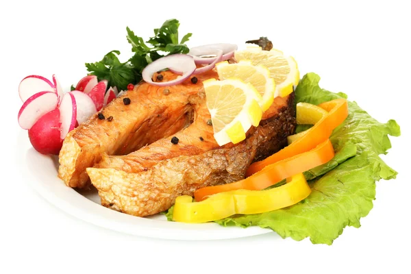 limon ve sebzeler üzerinde beyaz izole iştah açıcı ızgara somon