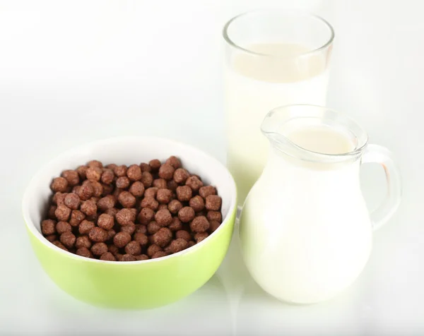 Lekker en gezond granen in kom met melk geïsoleerd op wit — Stockfoto