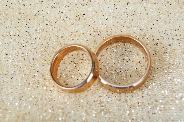 在明亮的背景上的结婚戒指 — 图库照片