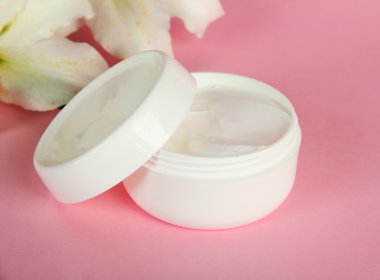 kozmetik krem ve pembe bir arka plan üzerinde güzel zambak