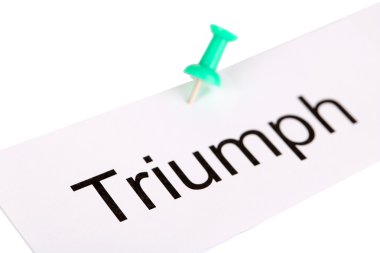 Bunun üzerine beyaz izole yazılı kelime triumph ile kağıt üzerinde itme