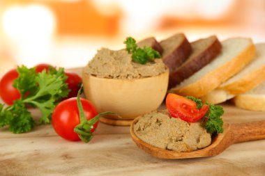 taze ezme, domates ve parlak zemin üzerine ekmek bileşimi