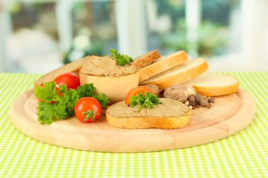 taze ezme, domates ve parlak zemin üzerine ekmek bileşimi