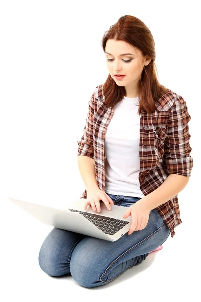 Schöne junge Frau mit Laptop isoliert auf weiß — Stockfoto