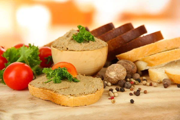 Composition of fresh pate, tomatoes and bread, on bright background — Stock Photo, Image