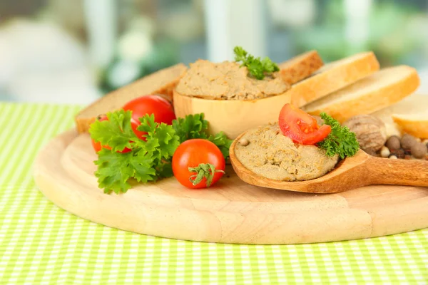 taze ezme, domates ve parlak zemin üzerine ekmek bileşimi