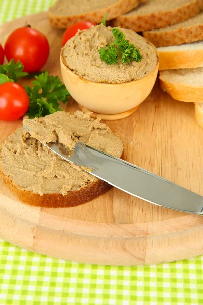 Tahta kaşıkta taze et, ahşap arka planda.