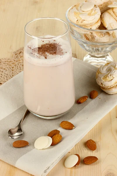 Verre de cocktail chocolat-crème sur table en bois close-up — Photo