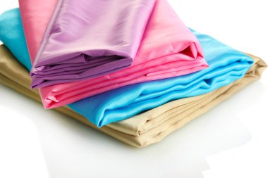 Beyaz kumaş yığınları izole edilmiş.