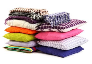 Hills renkli yastıklar ve üzerinde beyaz izole İskoç şalılar