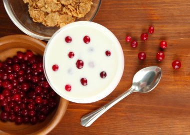 bardak yoğurt tatlısı ahşap zemin üzerinde çilek ile