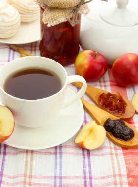 çay ve ev yapımı reçel, masa örtüsü üzerinde hafif Kahvaltı