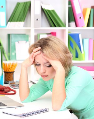 ofiste çalışan yorgun iş kadın