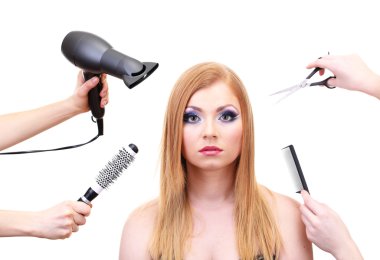 güzel kadın ve eller fırça, makas ve saç kurutma makinesi üzerinde beyaz izole