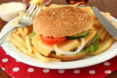 parlak zemin üzerine kızarmış patates ile lezzetli peynirli burger