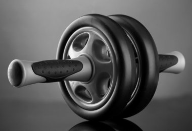 gri zemin üzerine spor ekipmanları