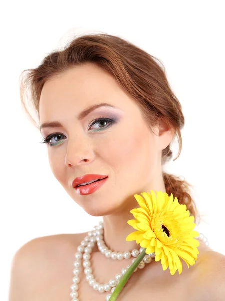 Hermosa mujer joven con maquillaje brillante, la celebración de la flor, aislado en blanco — Foto de Stock