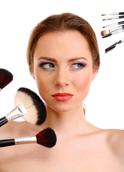 Porträt einer schönen Frau mit Make-up-Pinseln, isoliert auf Weiß — Stockfoto