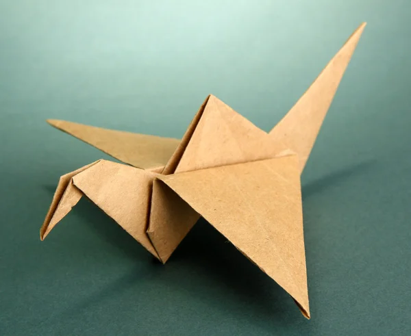 Origami jeřáb na šedém pozadí — Stock fotografie