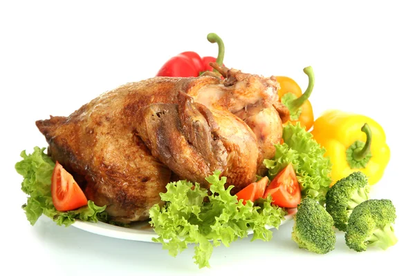 Вкусная целая жареная курица на тарелке с овощами, изолированные на белом — стоковое фото