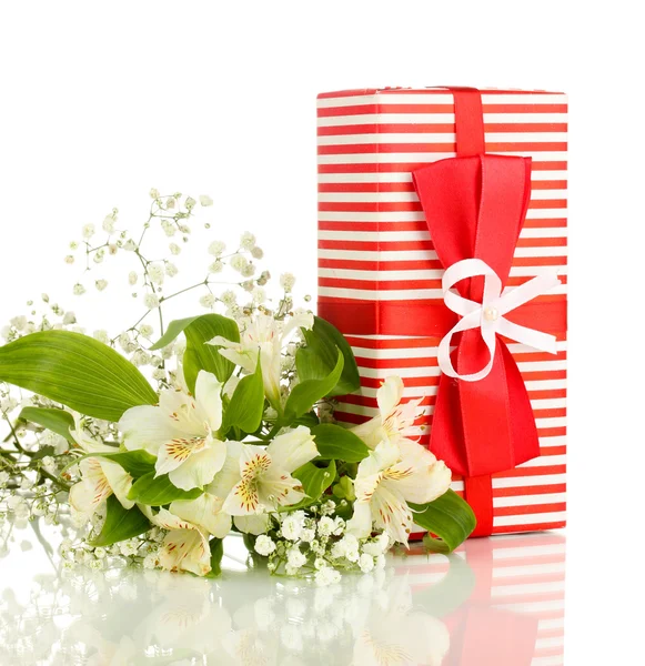 Geschenkbox und Blumen isoliert auf weiß — Stockfoto