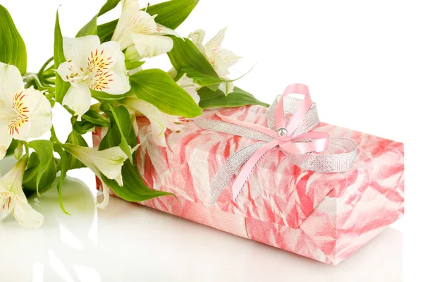 Geschenkbox und Blumen isoliert auf weiß — Stockfoto