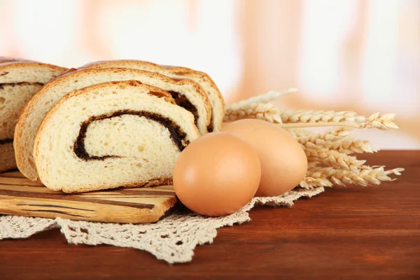 Chleb z makiem na deski do krojenia, na jasnym tle — Zdjęcie stockowe
