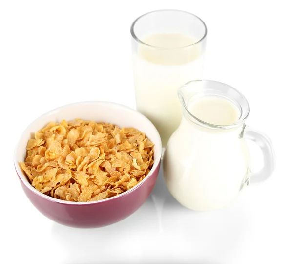 Cereais deliciosos e saudáveis em tigela com leite isolado em branco — Fotografia de Stock