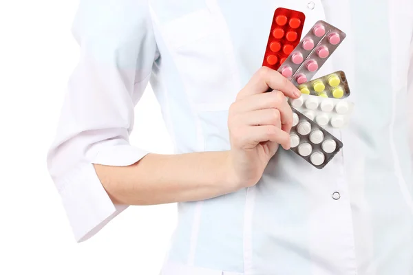 Gros plan des pilules pour les mains d'une femme médecin, isolées sur blanc — Photo