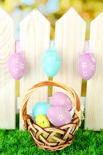 Arte Fondo de Pascua con huevos colgando de la cerca — Foto de Stock