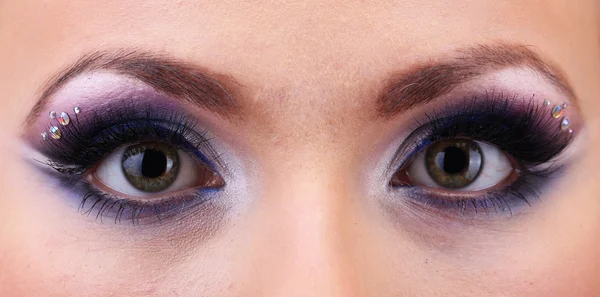 Vackra kvinnliga ögon med ljusa blå make-up — Stockfoto