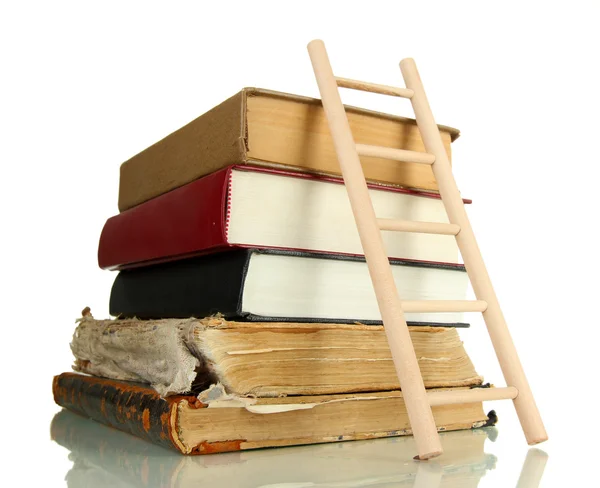 Livros antigos e escada de madeira, isolado em branco — Fotografia de Stock