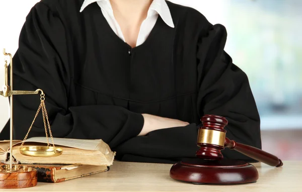 Rechter zitten aan tafel tijdens rechtszittingen op kamer achtergrond — Stockfoto