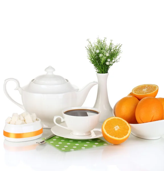 Bellissimo servizio cena bianca con arance isolate su bianco — Foto Stock
