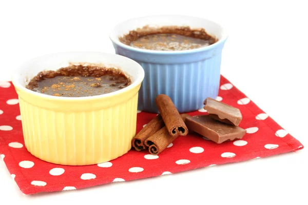 Chokladpudding i skålar för bakning isolerad på vit — Stockfoto