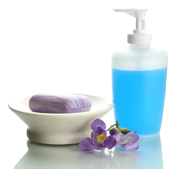 Şişe ve Sabunluk ile üzerine beyaz izole sabun — Stok fotoğraf